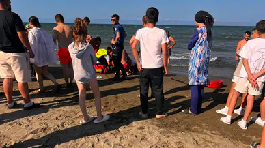 Samsun’da denize giren anne ve 2 kızı boğulma tehlikesi geçirdi