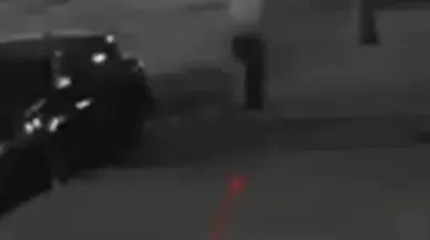 Bağcılar'da iş yerine silahlı saldırı : Motosikletli 2 şüpheli tutuklandı