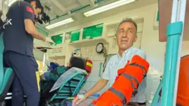Hakkari Yüksekova'da minibüs ile kamyonet çarpıştı : 10 yaralı