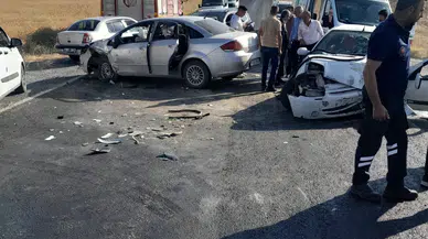 Van'da iki otomobil çarpıştı : 7 kişi yaralandı