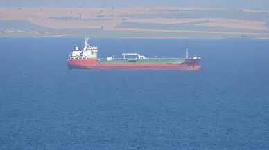 Çanakkale Boğazı'ndan geçen tankerin bacasında yangın çıktı