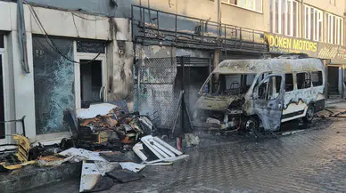 İkitelli'de minibüs alevlere teslim oldu : Polis kundaklama ihtimalini araştırıyor