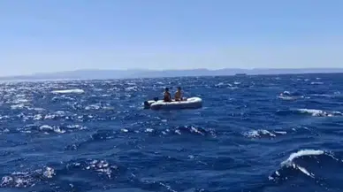 Ayvalık açıklarında sürülen bot fırtınaya yakalandı : 2 kişi kurtarıldı
