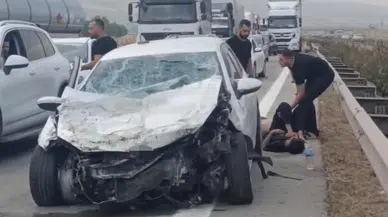 Gaziantep'te otomobil tıra çarptı : 3 yaralı