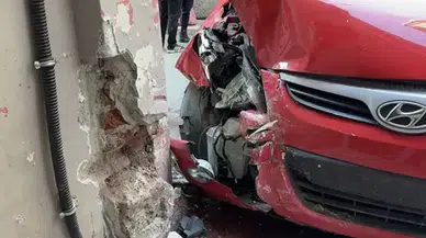 Beyoğlu'nda düğün konvoyunda damadın amcası binaya çarptı