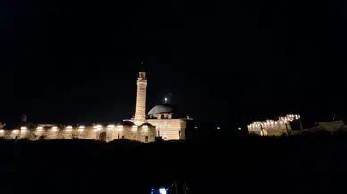 Gökyüzünde Ay ve Satürn bir arada