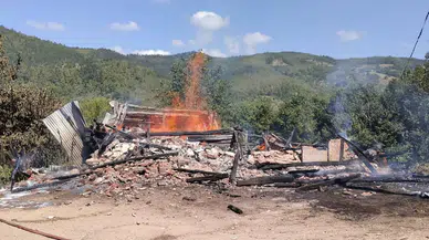 Kastamonu Azdavay'da çıkan yangında ev küle döndü