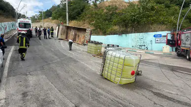 Kocaeli'de çamaşır suyu taşıyan kamyon devrildi : Sürücü yaralandı