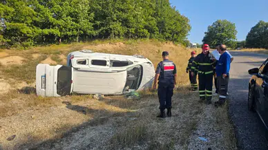 Bilecik'te hafif ticari araç devrildi : 3'ü çocuk 5 yaralı