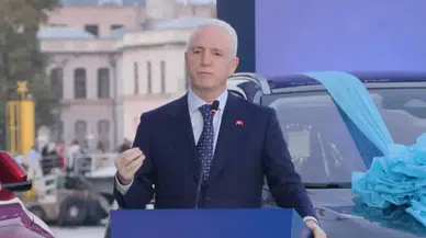 YKS'de birincisi olan 3 öğrenciye Togg hediye edildi