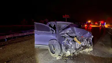 Manisa Kula'da otomobil karşı şeride geçti : 4 kişi tedavi altına alındı