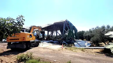 Bursa Osmangazi’de tarım arazisine yapılan kaçak depo yıkıldı