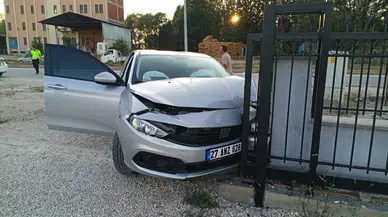 Bilecik'te kontrolden çıkan otomobil binanın kapısına çarptı : 1'i ağır 4 yaralı