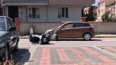 Bursa'da motosiklet ile otomobil çarpıştı : 2'si çocuk 3 yaralı
