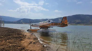 İzmir’de yangın söndürme uçağı Beydağ Barajı’na zorunlu iniş yaptı : Pilot kurtarıldı