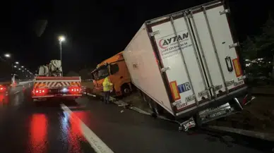 Çekmeköy'de kontrolden çıkan tır bariyerlere çarptı