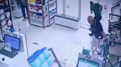 Malatya'da şiddetli fırtına eczanenin camlarını patlattı : O anlar kamerada