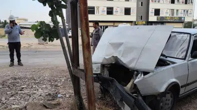 Adıyaman'da direğe çarpan otomobildeki 2 kişi yaralandı