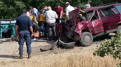 Afyonkarahisar'da 2 otomobil çarpıştı : 1 ölü, 5 yaralı