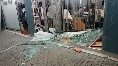 Bursa'da otomobil dükkana girdi, sürücüsü kaçtı