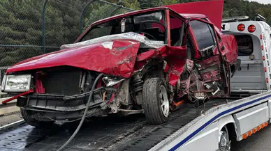 Sakarya'da feci kaza : Otomobil hurdaya döndü, 2 yaralı