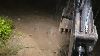 Artvin-Şavşat karayolunda heyelan : Yol çift yönlü ulaşıma kapandı