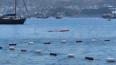 Bodrum Bardakçı Koyu'nda demirli yelkenli tekne sulara gömüldü