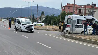 Isparta'da 2 araç çarpıştı : 5 kişi yaralandı