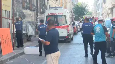 Fatih'te bina kısmen çöktü : 2 işçi yaralandı