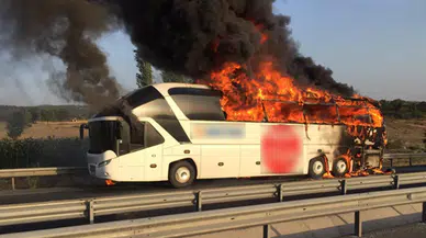 Alanya’da tur otobüsünün motoru alev aldı ! Şoför yangın tüpüyle müdahale etti