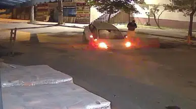 Sakarya'da çukuru fark etmeyen sürücü otomobiliyle kazı alanına düştü