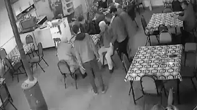 Fatih’te boğazına yiyecek kaçan kişiyi Heimlich manevrasıyla kurtardı