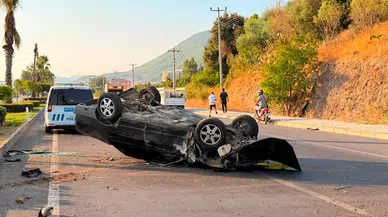 Antalya'da otomobil kontrolden çıkıp palmiye ağacına çarptı : Sürücü yaralandı