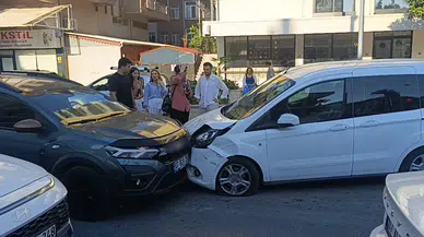 Manavgat'ta 3 araç arasında zincirleme kaza : Maddi hasar meydana geldi