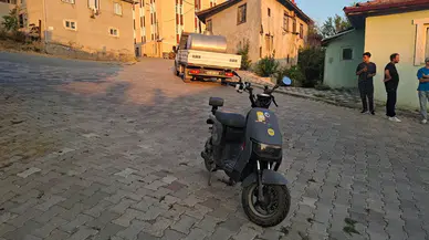 Kütahya’da feci kaza : 14 yaşındaki çocuk elektrikli bisikletle kamyonete çarptı