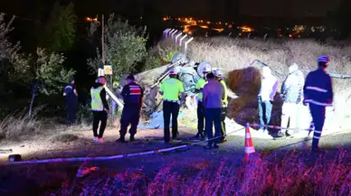 Kırıkkale'de otomobil aydınlatma direğine çarptı : 1 ölü, 2 yaralı