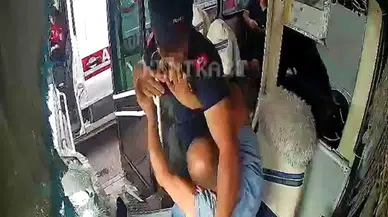 Adana’da ambulans şoförü, özel halk otobüsü sürücüsünü darbetti