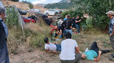 Sivas'ta kontrolden çıkan traktör şarampole devrildi : 4 yaralı