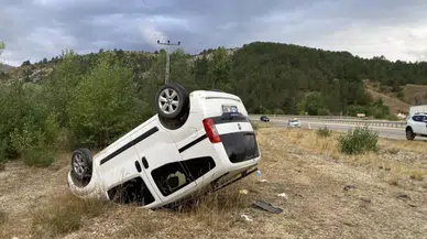 Kastamonu'da virajı alamayan ticari araç, takla attı : 4 yaralı