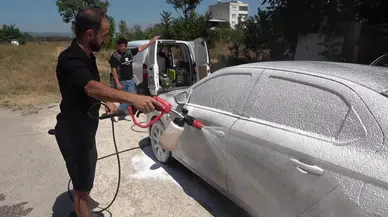 Sokaktaki kirli araçları habersizce yıkıyor