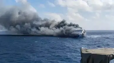 Endonezya'da yolcu feribotu alevlere teslim oldu : 5 ölü, 41 kayıp