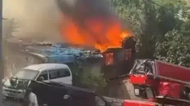 Gaziosmanpaşa’da boş gecekondu yangını : Alevler bitişikteki eve sıçradı