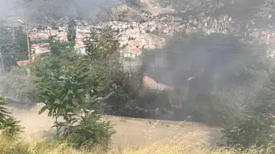 Tokat'ta otluk alanda çıkan yangın metruk binaya sıçradı