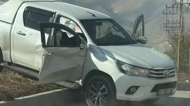 Hakkari'de 2 araç çarpıştı : 4 yaralı