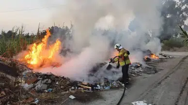 Hatay Arsuz’da çöplük alanında yangın çıktı : Yangın büyümeden söndürüldü