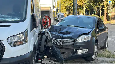 Bursa'da kaza : Motosiklet 2 araç arasında sıkıştı
