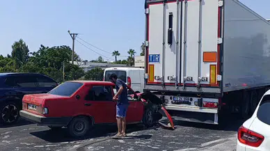 Antalya'da duran tıra Tofaş çarptı : Bir yaralı