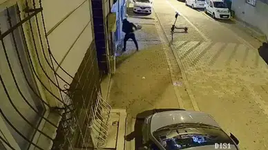 Esenyurt'ta eski sevgili dehşeti : Camları kırıp bina kapısını ateşe verdi