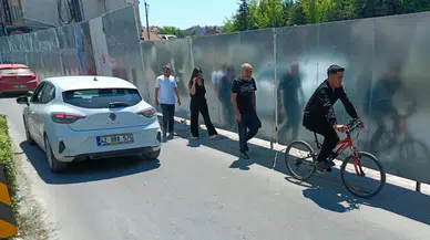 Eskişehir'de inşaat paravanı kaldırımı kapattı, yayalar yola indi