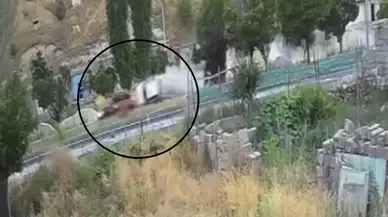 Nevşehir'de gelin aracının lastiği patladı : Otomobilin takla attığı kaza kamerada